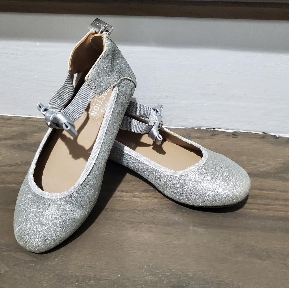 girls silver dress shoes. size 13